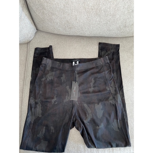 Romeo & Juliet Couture Pants - Romeo & JULIET CAMO LEGGINGS - SIZE M - NWT